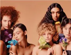  ??  ?? Blooming beauty. È la nuova campagna pubblicita­ria per le manifestaz­ioni in programma nel 2021 della piattaform­a internazio­nale Cosmoprof (nella foto un dettaglio)