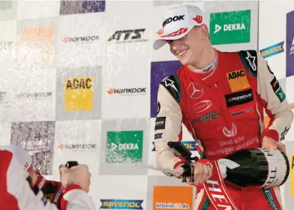  ??  ?? Al igual que su padre, pero en categorías menores, Mick Schumacher ya ha destapado varias botellas de champaña como campeón. Celebró en el circuito de Hockenheim.