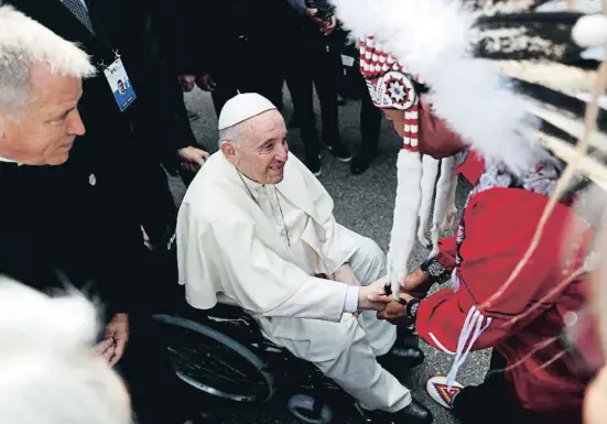  ?? CoCresrpn plNCelPlNs / Reuters ?? El papa Francesc en cadira de rodes saludant un líder indígena després d’arribar a l’aeroport d’Edmonton