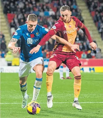  ?? ?? Motherwell’s Louis Moult and St Johnstone’s Liam Gordon battle for the ball.