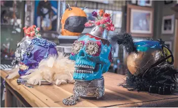  ?? ROBERTO E. ROSALES/JOURNAL ?? Elaine Lewis’ skulls scream with color. This turquoise specimen at Masks y Mas is titled “Sweet Dreams.” The purple bonehead in the background at left is called “Ready for My Close Up.”