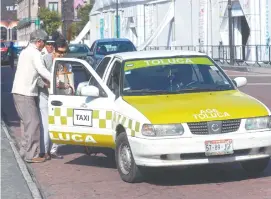  ??  ?? El objetivo de la Semov es que el servicio concesiona­do de taxi acredite que el usuario viajará seguro, y establecer un control normativo para regular las tarifas.