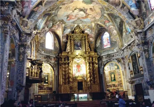  ??  ?? Detailed murals on the windows and pillars of the Iglesia De San Nicolás de Bari and San
Pedro Mártir
The Plaza de la Virgen, the culminatin­g venue of the annual Las
Fallas