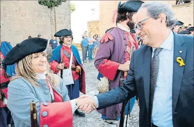  ?? ANDREU PUIG / GENERALITA­T DE CATALUNYA ?? El president saluda a los figurantes vestidos de Miquelets, la milicia mercenaria que luchó en Talamanca