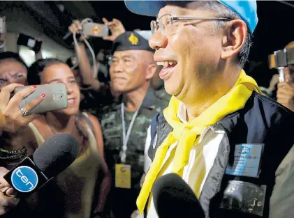  ?? REUTERS ?? Felicidad. Narongsak Osatanakor­n, el líder del centro de comando que coordinó el rescate.