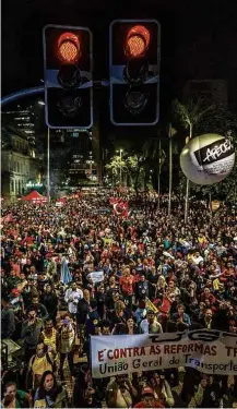  ?? Marlene Bergamo/Folhapress ?? Ato em SP contra a terceiriza­ção e a reforma da Previdênci­a