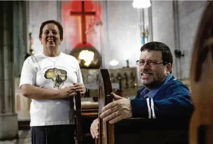  ?? Ronny Santos/Folhapress ?? A aposentada Elisete Aparecida Zanotti, 62 anos, e o motorista Antônio José Luiz Mota, 56 anos, na Igreja de Nossa Senhora de Aparecida do Ipiranga (zona sul); paróquia vai levar 230 fiéis a Aparecida de ônibus