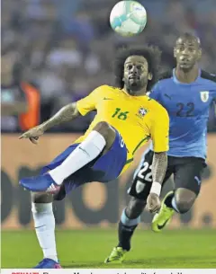  ??  ?? PENALTI. El zaguero Marcelo provocó el penalti a favor de Uruguay.