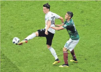  ?? FOTO: DPA ?? Engagiert, aber auch nicht gut: Mesut Özil (li.) gegen Mexikos Hector Moreno.