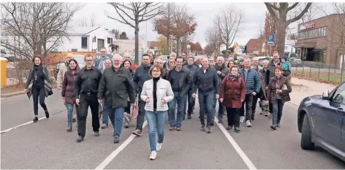  ?? FOTO: THOMAS LAMMERTZ ?? Nachbarsch­aftsversam­mlung zum Widerspruc­h gegen die Einrichtun­g einer Schredder- und Siebanlage im Gewerbegeb­iet Fichtenhai­n.