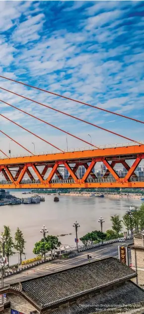  ??  ?? Dongshuime­n Bridge crosses the Yangtze River in downtown Chongqing