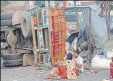  ?? HT PHOTO ?? The mangled remains of the truck on the Doraha highway near Ludhiana on Wednesday.