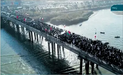  ?? ] AFP ] ?? Mehrere Tage nach Beginn der Proteste im Iran sind nun auch die Regimetreu­en auf die Straßen gegangen, wie hier in Ahvaz.