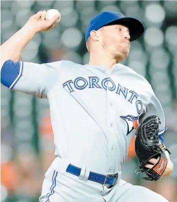  ?? PHOTO D’ARCHIVES, AFP ?? Ken Giles en train de lancer lors de la neuvième manche du match opposant les Blue Jays aux Orioles, à Baltimore, le 18 septembre.