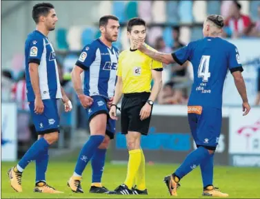  ??  ?? BOCHORNOSO. Alexis agarró la cara al árbitro una vez que había sido expulsado en Barakaldo.