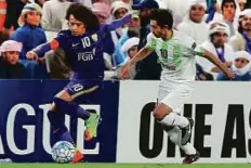  ?? Ahmed Kutty/Gulf News ?? Omar Abdul Rahman of Al Ain (left) in action against Ehsan Pahlavan of Zob Ahan FC during the 1-1 draw in the AFC Champions League match in Al Ain on Tuesday.