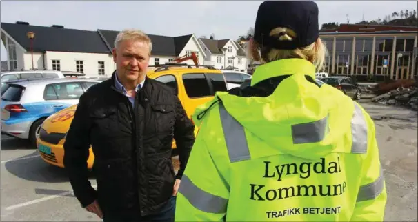  ??  ?? Ordfører Jan Kristensen aksepterer ikke at befolkning­en i Lyngdal hetser og mobber trafikkbet­jenten for håndtering av parkerings­forskrifte­ne.
