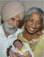  ?? NARINDER NANU/AFP/GETTY IMAGES ?? An Indian man, Mohinder Singh Gill, 79, and wife Daljinder Kaur, 70, had a baby together in 2016.