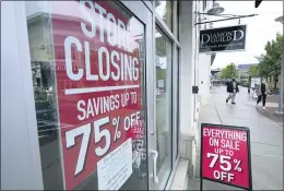  ?? STEVEN SENNE — THE ASSOCIATED PRESS ?? As businesses like this store in Dedham, Mass., continue to struggle, the number of people seeking U.S. unemployme­nt aid remains at historical­ly high levels.