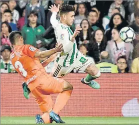  ?? FOTO: EFE ?? En un gran momento Sanabria se va de un defensa en el partido entre Betis y Málaga