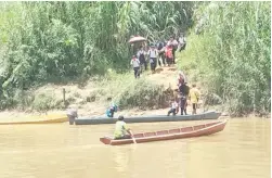  ?? ?? NAIK PERAHU: Murid dari Kampung Mangkabusu yang dirakam menaiki perahu menyeberan­gi sungai untuk ke sekolah.