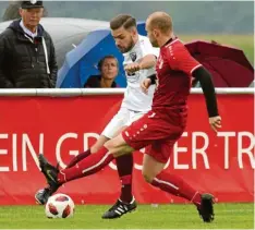  ?? Foto: Georg Fischer ?? André Stengel (weiß) traf zwar zum Mertinger 2:2-Ausgleich, am Ende feierte aber Valentin Jaumann (rot) mit seinen Wertingern drei Punkte.