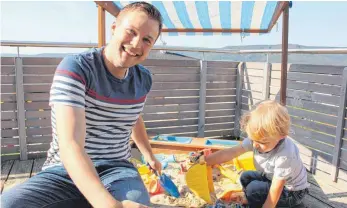  ?? FOTO: MICHAEL HOCHHEUSER ?? Familienme­nsch: Der Gosheimer Bürgermeis­terkandida­t Andre Kielack mit Sohnemann Janne im heimischen Sandkasten.