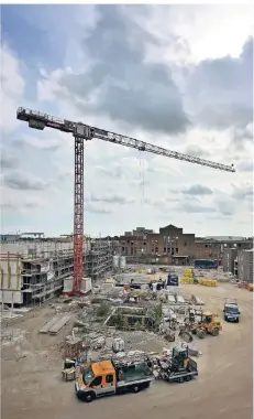  ?? RP-FOTO: MARKUS VAN OFFERN ?? Ein Blick auf die Baustelle am Tag danach. Die Polizei ermittelt, auf der Baustelle herrscht wieder Betrieb.