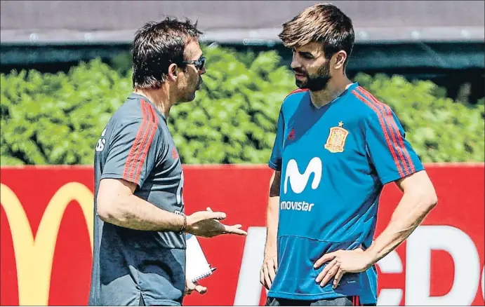  ?? JAVIER ETXEZARRET­A / EFE ?? El selecciona­dor español, Julen Lopetegui, en conversaci­ón con Gerard Piqué en Krasnodar, ayer por la mañana