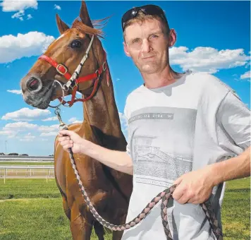  ?? Picture: GLENN FERGUSON ?? MATES: Astro Miss with trainer Kelvin Smith’s son and stablehand Nathan.