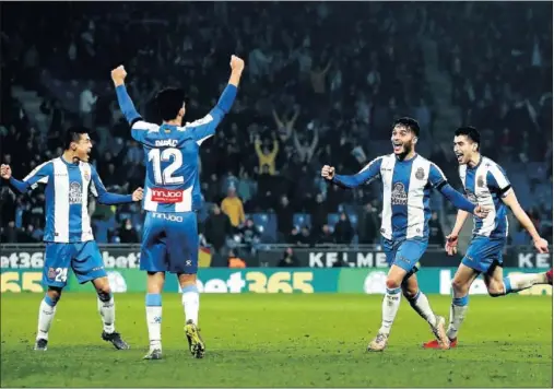  ??  ?? EUFORIA. Los jugadores del Espanyol celebran la sufrida y épica victoria ante el Rayo Vallecano del pasado sábado.