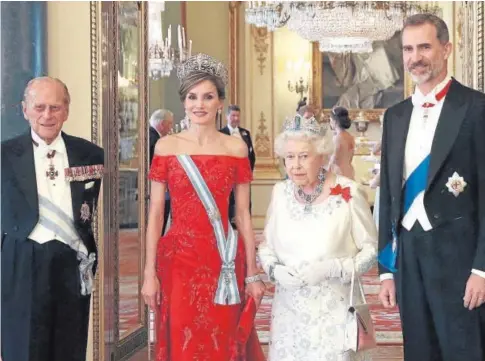  ?? EFE ?? Isabel II de Inglaterra y el Duque de Edimburgo, en julio de 2017 con los Reyes de España en Buckingham