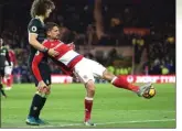  ?? SCOTT HEPPELL/AP ?? SOLID: David Luiz mengawal ketat Gaston Ramirez. Luiz punya andil belum kebobolann­ya Chelsea dalam enam laga terakhir.