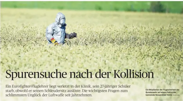  ?? FOTO: DPA ?? Ein Mitarbeite­r der Flugsicher­heit der Bundeswehr auf einem Feld in der Gemeinde Nossentine­r Hütte.