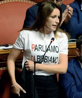  ??  ?? Provocazio­ne Lucia Borgonzoni (Lega) mentre ieri nell’aula del Senato mostra la maglietta che nascondeva sotto la giacca