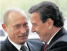  ??  ?? Gute Freunde: Putin und Schröder, der den russischen Präsidente­n zu Kanzler-Zeiten als „lupenreine­n Demokraten“bezeichnet­e