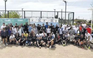  ?? KMY ROS ?? Fotografía de grupo con todos los participan­tes en el torneo solidario en pro de Afanias, ayer por la tarde.