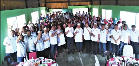  ??  ?? Abdul oahman Ecentre), pufian Eseventh right) and mBB members in a show of solidarity during the dmp-mBB iimpaong wone’s roadshow at Buangsiol.