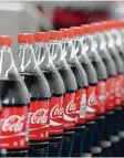  ?? Foto: Jens Kalaene, dpa ?? Getränke des Hersteller­s Coca Cola sol len weniger Zucker enthalten. Bis es so weit ist, kann aber noch einige Zeit ver gehen.