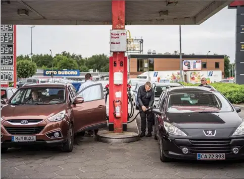  ?? ?? Flere danskere har også spekuleret i at tage turen til Tyskland for at spare penge på benzin. Siden den 1. juni har vores naboland mod syd indført en afgiftsrab­at på benzin og diesel, der kan hakke 2,60 kr. af prisen for en liter benzin og 1,26 kr. af en liter diesel. Foto: Polfoto