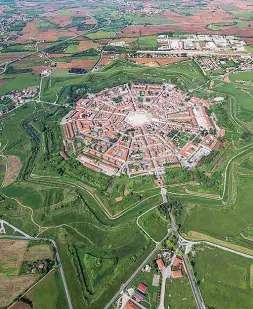  ?? ?? Forma ennagonale Città e mura di Palmanova viste dall’alto