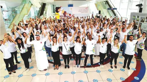  ?? Virendra Saklani/Gulf News ?? Metro travellers comprising citizens of 96 countries hold hands to create a new Guinness World Record for a human chain with the biggest number of nationalit­ies on Public Transport Day in Dubai yesterday.