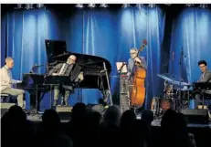 ?? FOTO: SEBASTIAN DINGLER ?? Ein abwechslun­gsreiches Repertoire brachte die Formation „Jazz meets Balkan“in der Bel Étage. Von links: Martin Preiser, Nino Deda, Stefan Engelmann und Kevin Naßhan.