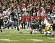  ?? YOUNG KWAK / ASSOCIATED PRESS ?? After Erik Powell’s 32-yard field goal gave Washington State a three-point lead with 1:40 to play Friday night, quarterbac­k Sam Darnold was unable to rally fifthranke­d Southern Cal.