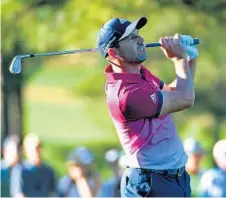  ?? JEFF SINER/TNS ?? Sergio Garcia watches his second shot from the 17th fairway during the third round of the Masters. He is shooting for his first major title.