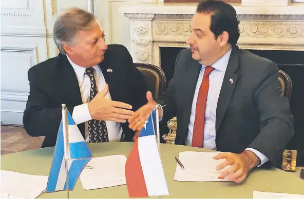  ??  ?? Los ministros de Energía de Argentina y Chile, Juan José Aranguren y Andrés Rebolledo, en un encuentro binacional a fines de 2016.