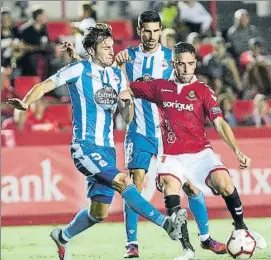  ?? FOTO: V. LLURBA ?? El Nàstic lo intentó, pero el Dépor impuso su calidad y pegada en el Nou Estadi