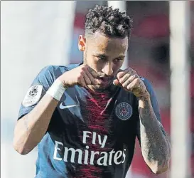  ?? FOTO:EFE ?? Neymar simula que está llorando Tras su gol, respondió a la pancarta ‘Neymar, llorón'