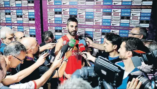  ?? JUAN CARLOS HIDALGO / EFE ?? Juan Carlos Navarro atiende a la prensa tras su último entrenamie­nto con la selección española, ayer en Estambul