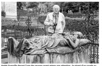  ??  ?? André Guerville devant l’une des oeuvres ayant retenu son attention : le gisant d’un couple au cimetière de La Chapelle